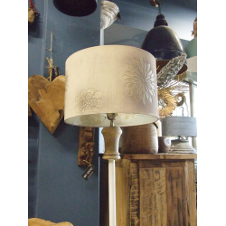 Lampa podłogowa na metalowej postawie z kwiatowym abażurem 159cm